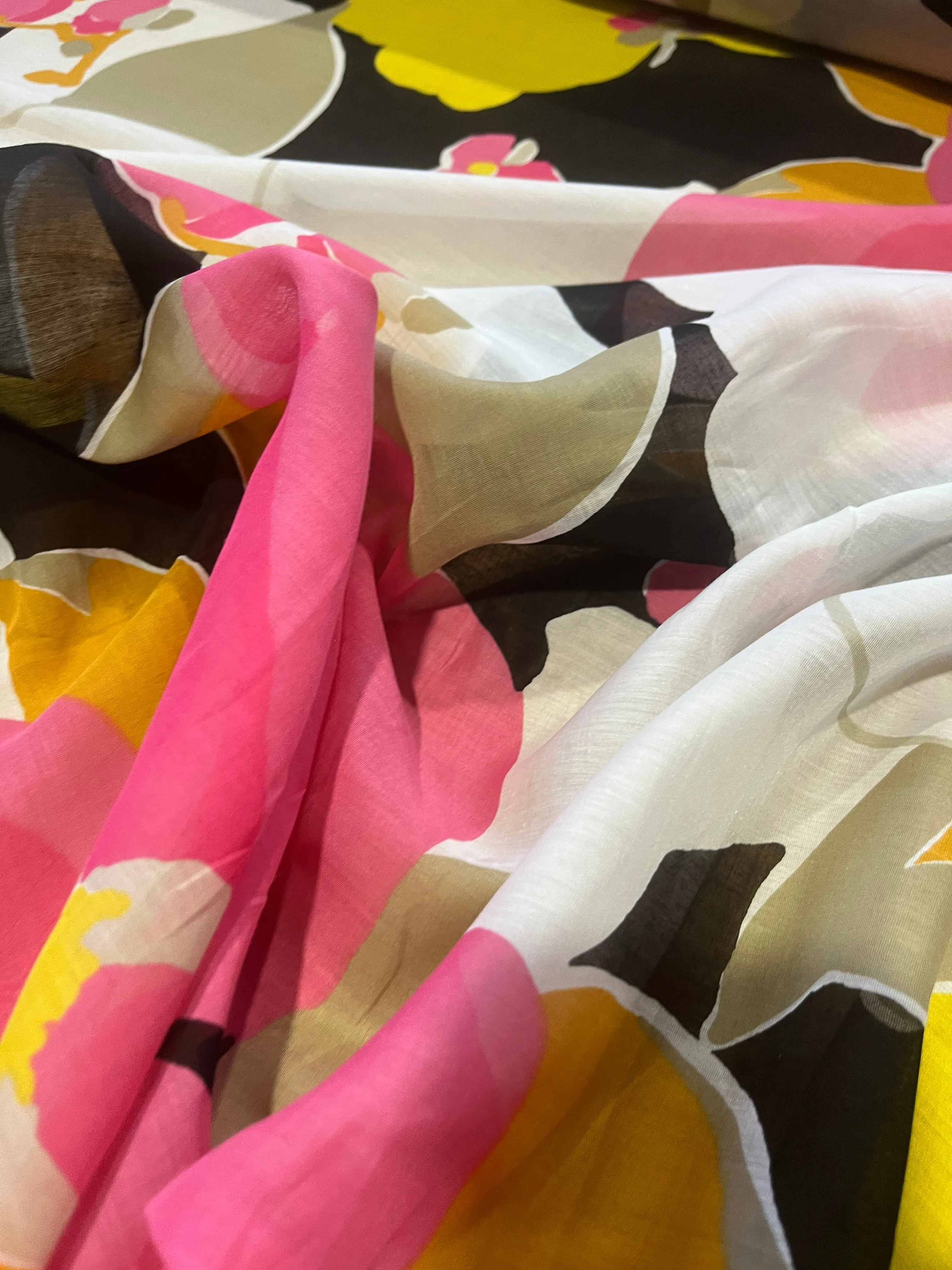 B01 Alberto 004 voile cotton/silk bright flowers