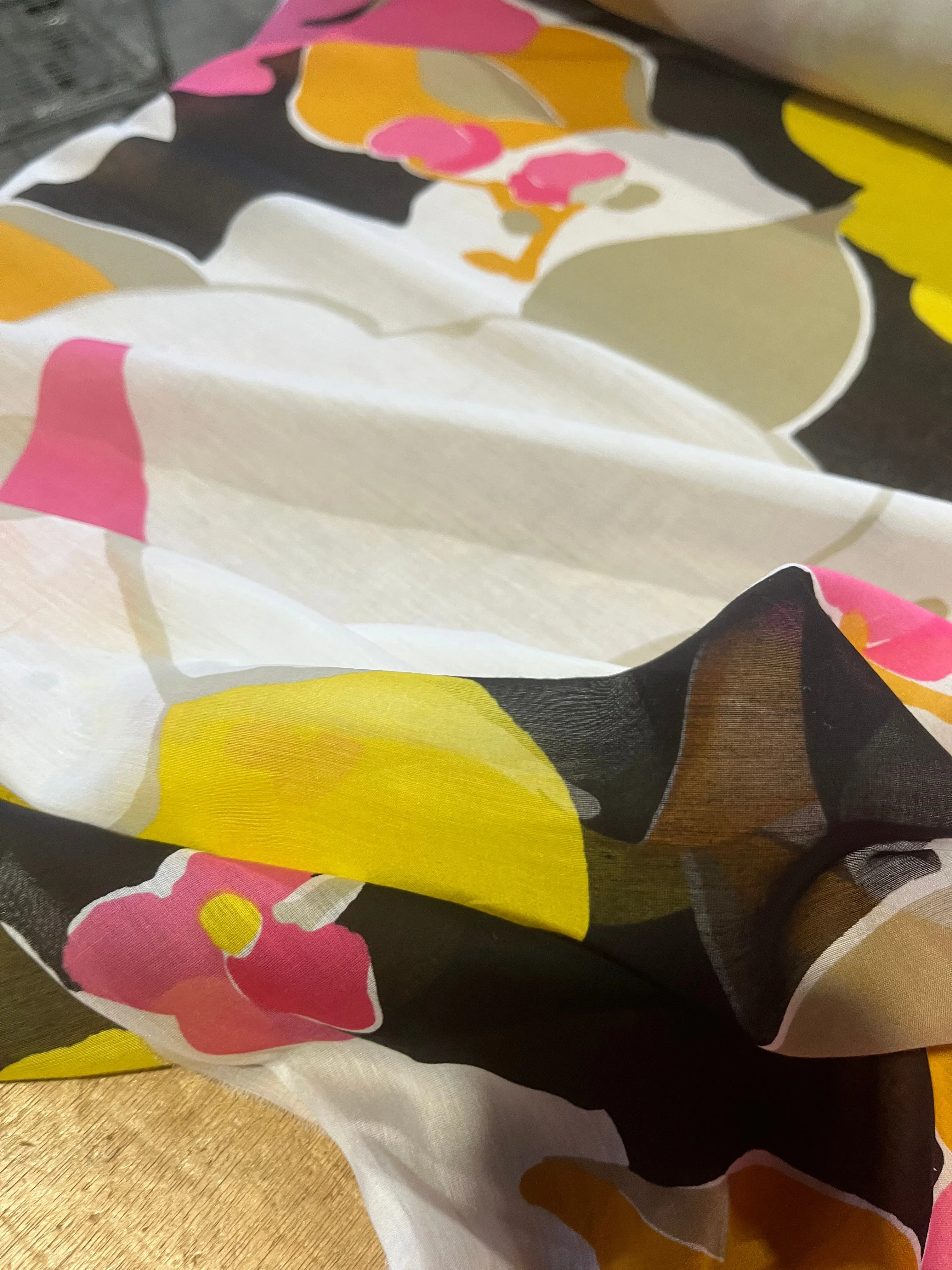 B01 Alberto 004 voile cotton/silk bright flowers