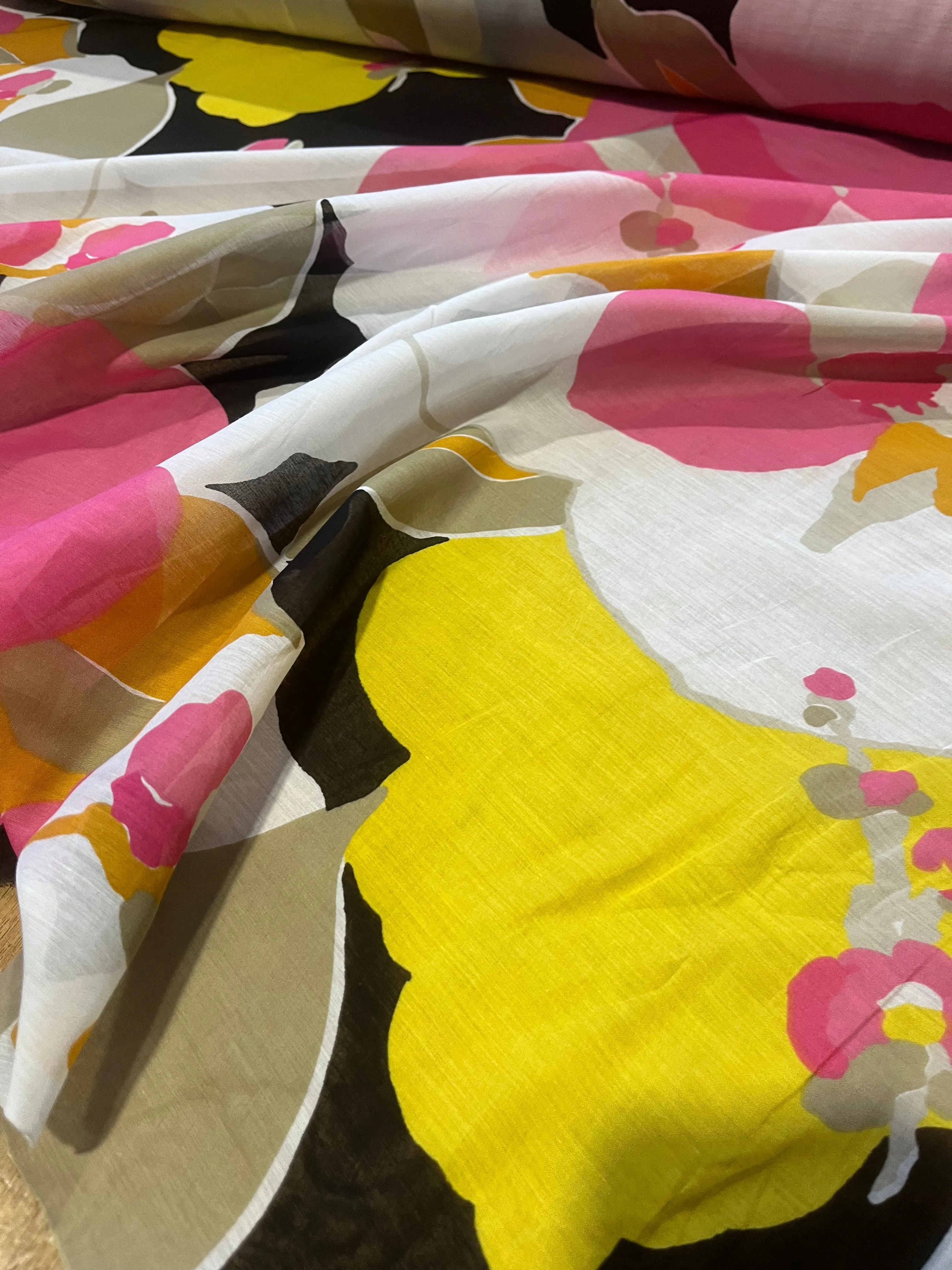 B01 Alberto 004 voile cotton/silk bright flowers
