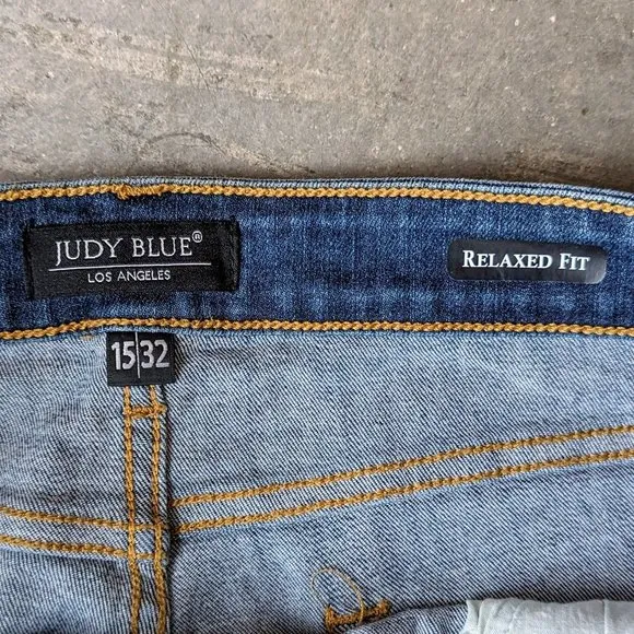 Judy Blue Mid-Rise Relaxed Fit Cropped Blue Denim Jeans size 15/32