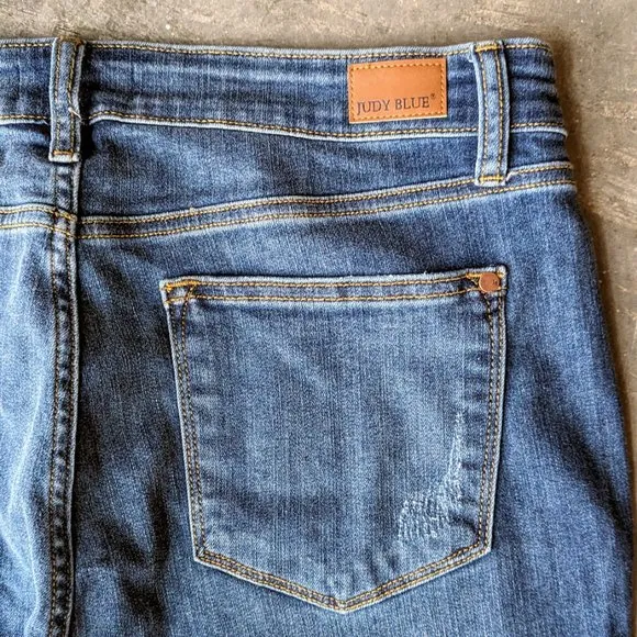 Judy Blue Mid-Rise Relaxed Fit Cropped Blue Denim Jeans size 15/32