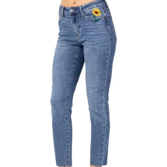 Judy Blue NWT Sunflower Embroidered Relaxed Fit Jeans size 5/27 Style #88257 NEW