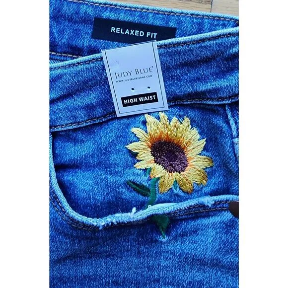 Judy Blue NWT Sunflower Embroidered Relaxed Fit Jeans size 5/27 Style #88257 NEW