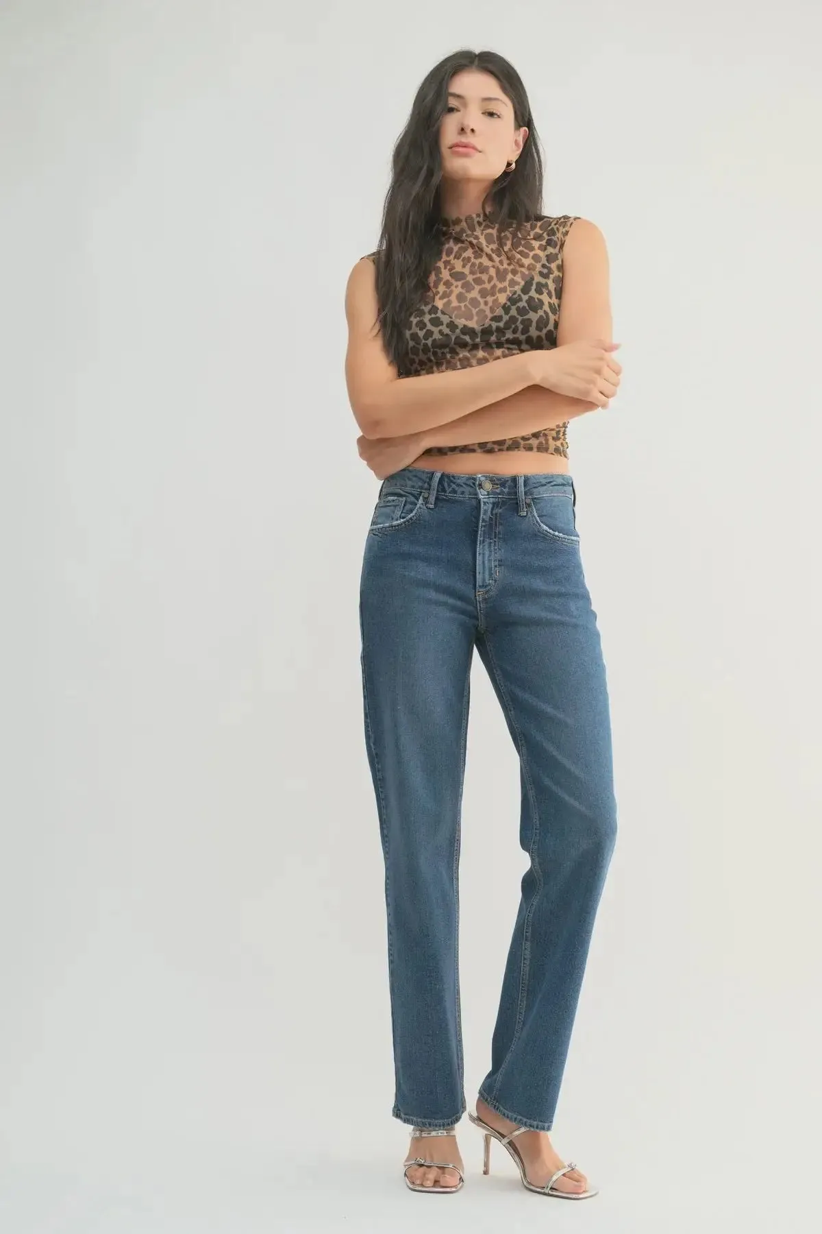 MID RISE WAIST WITH A CLASSIC STRAIGHT LEG CUT DENIM JEANS