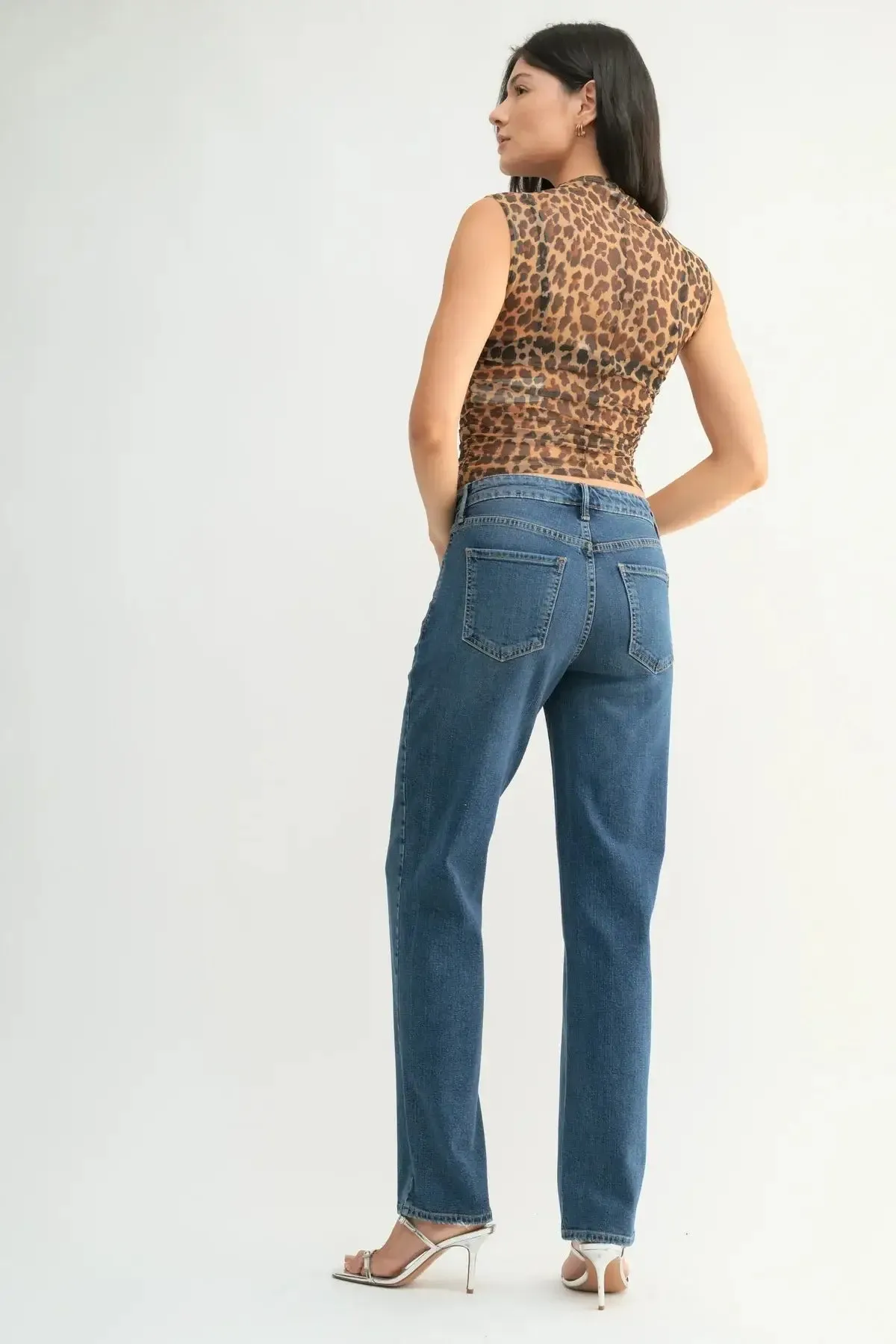 MID RISE WAIST WITH A CLASSIC STRAIGHT LEG CUT DENIM JEANS