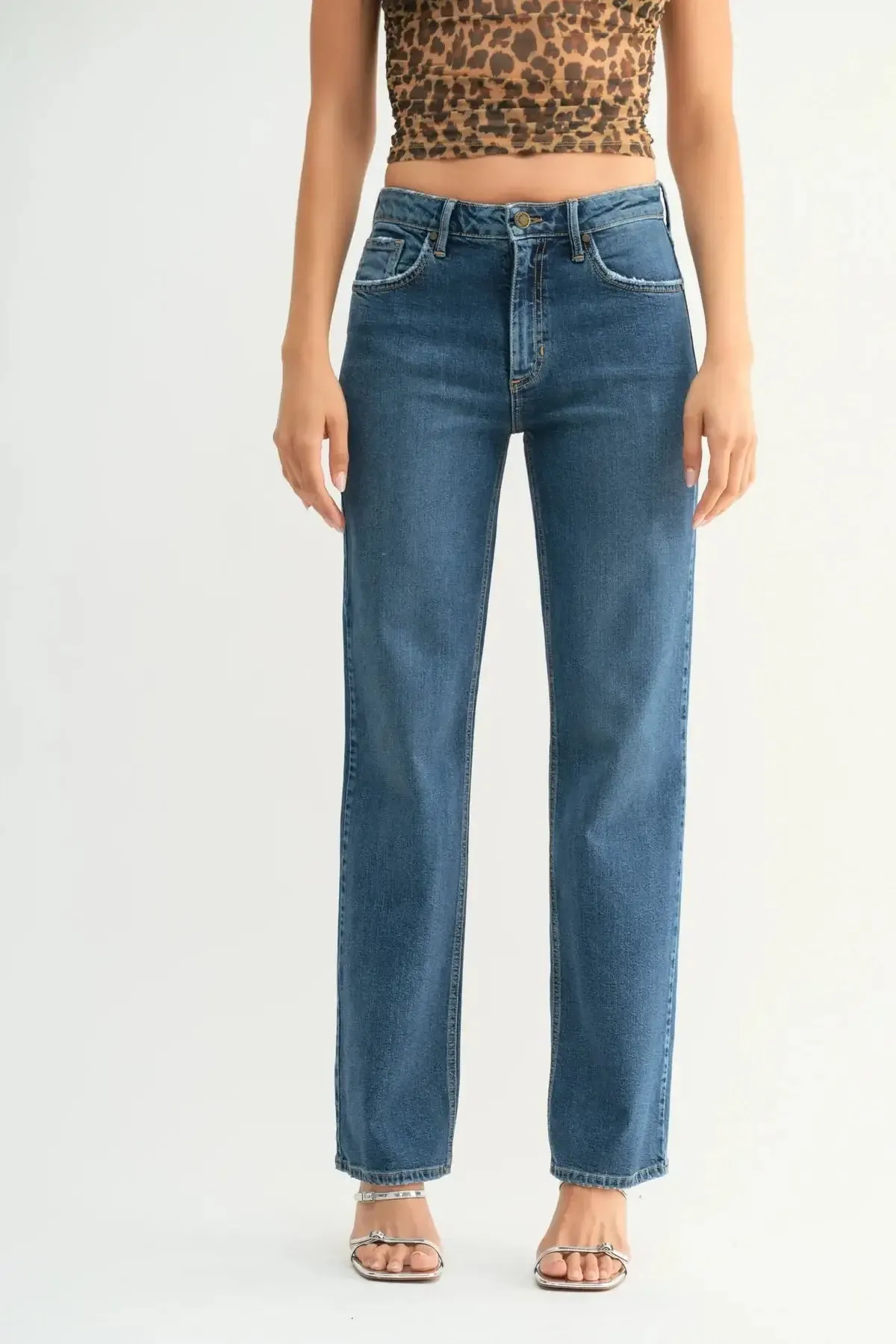 MID RISE WAIST WITH A CLASSIC STRAIGHT LEG CUT DENIM JEANS