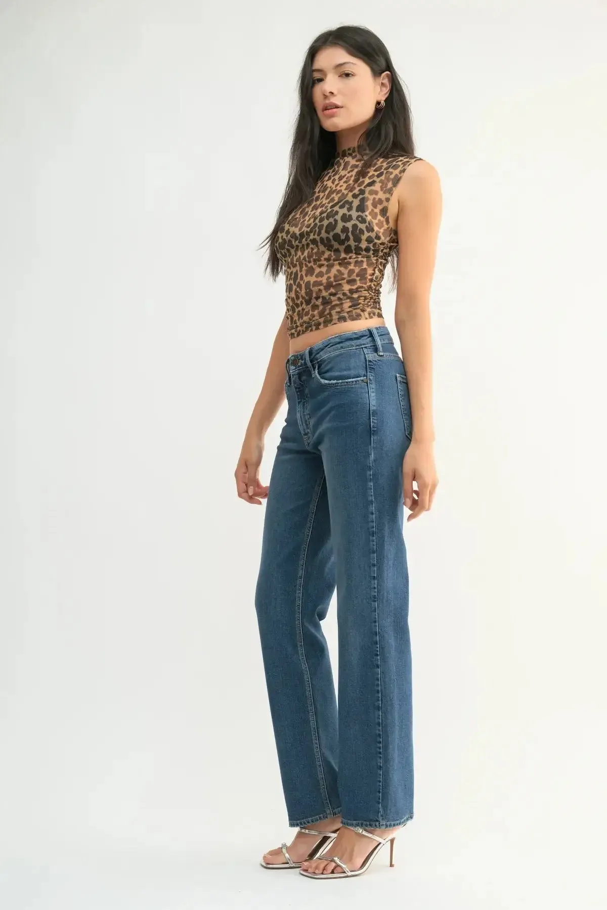 MID RISE WAIST WITH A CLASSIC STRAIGHT LEG CUT DENIM JEANS