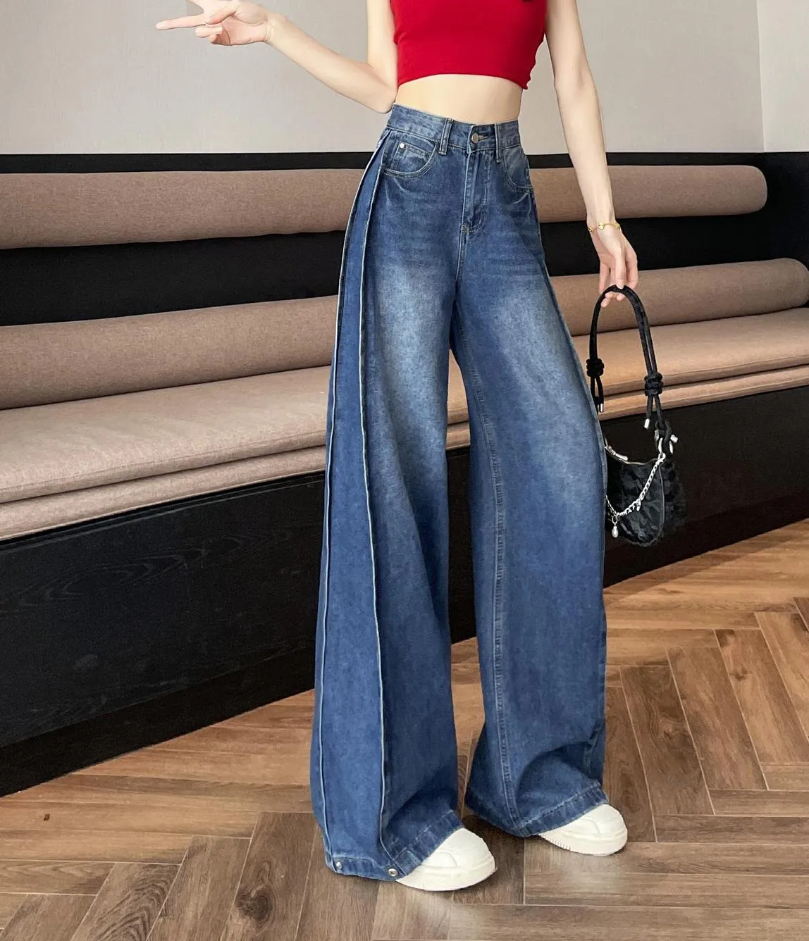 Slimming Straight-Leg Jeans in a Relaxed Fit for Women