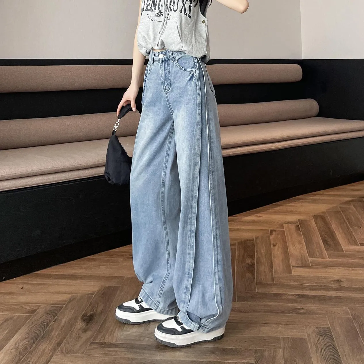 Slimming Straight-Leg Jeans in a Relaxed Fit for Women