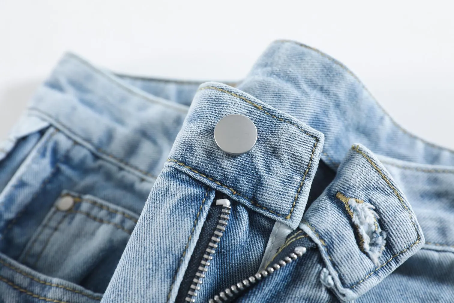 Slimming Straight-Leg Jeans in a Relaxed Fit for Women