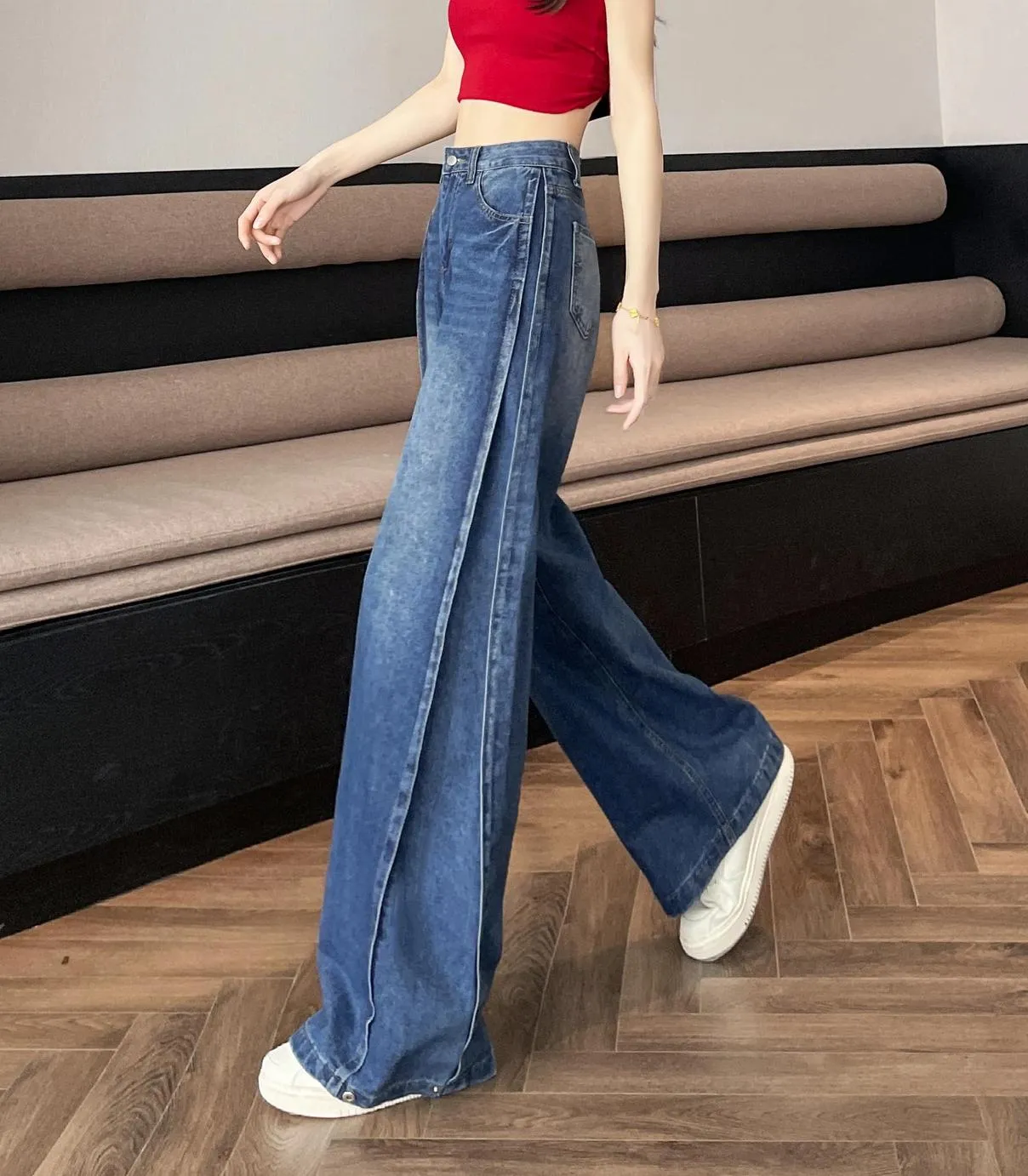 Slimming Straight-Leg Jeans in a Relaxed Fit for Women