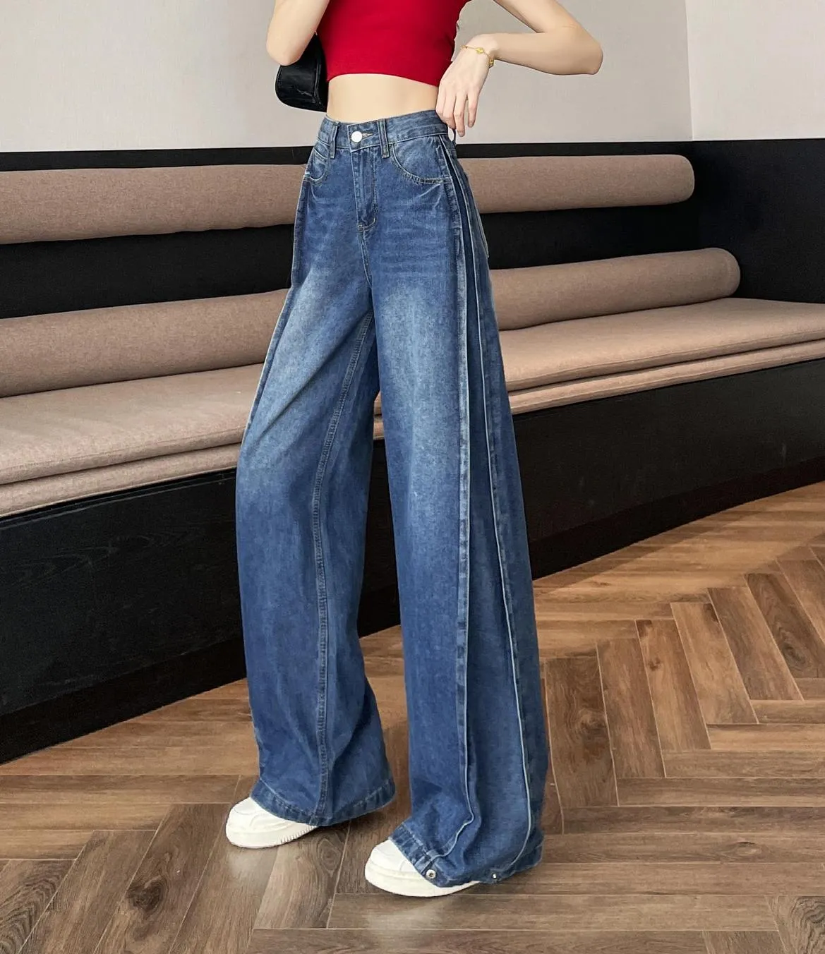 Slimming Straight-Leg Jeans in a Relaxed Fit for Women