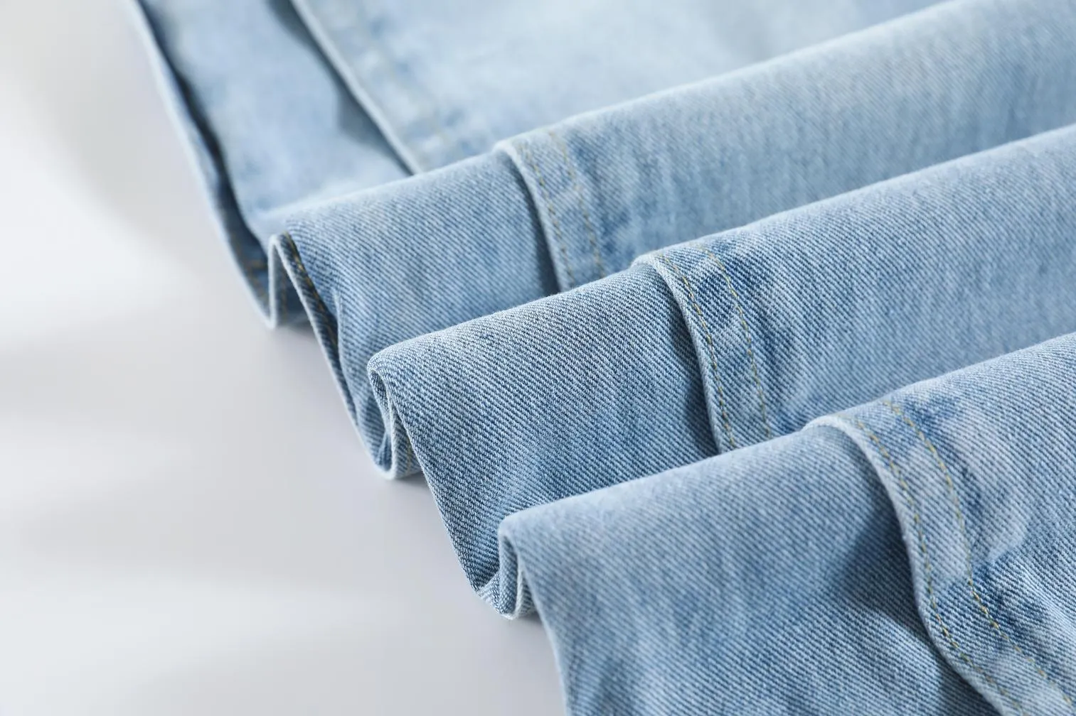 Slimming Straight-Leg Jeans in a Relaxed Fit for Women
