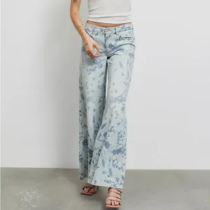 URBAN OUTFITTERS BDG Low &amp; Wide Jean Floral Print