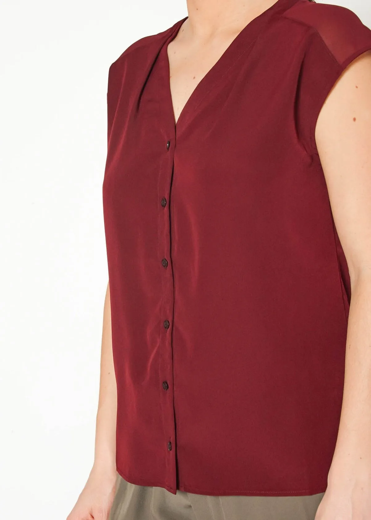 Women's Basic Sleeveless V Neck Button Top
