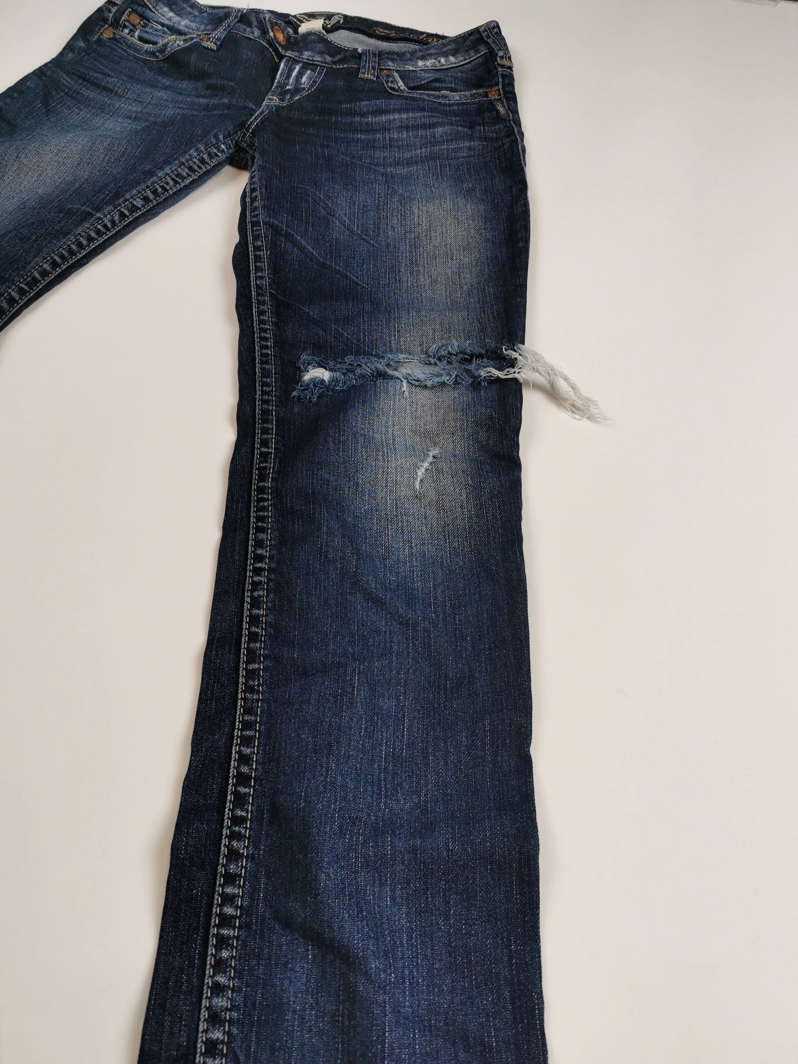 WOMENS SIZE W28/L33  - SILVER JEANS, Tuesday Style, Low rise, Boot-cut, Ripped Knees EUC B6